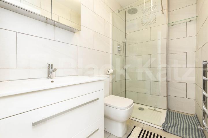  2 bedroom property close to amenities and dalston overground Dalston Lane, Dalston